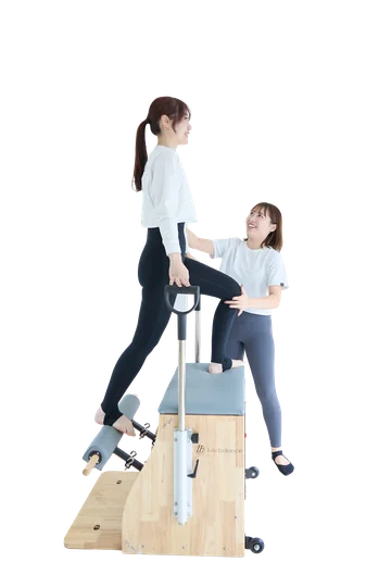 チェアで指導するトレーナー