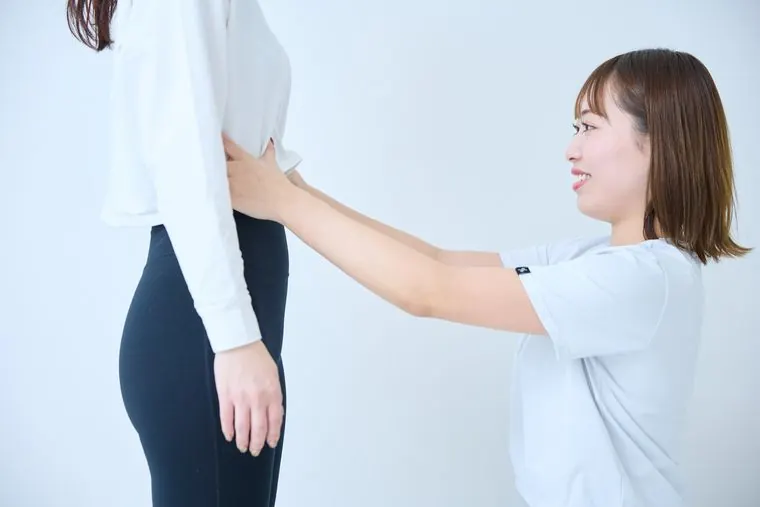 お客様の姿勢を確認するトレーナー