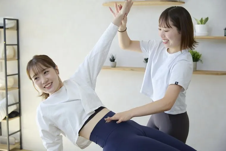 ストレッチをサポートするトレーナー