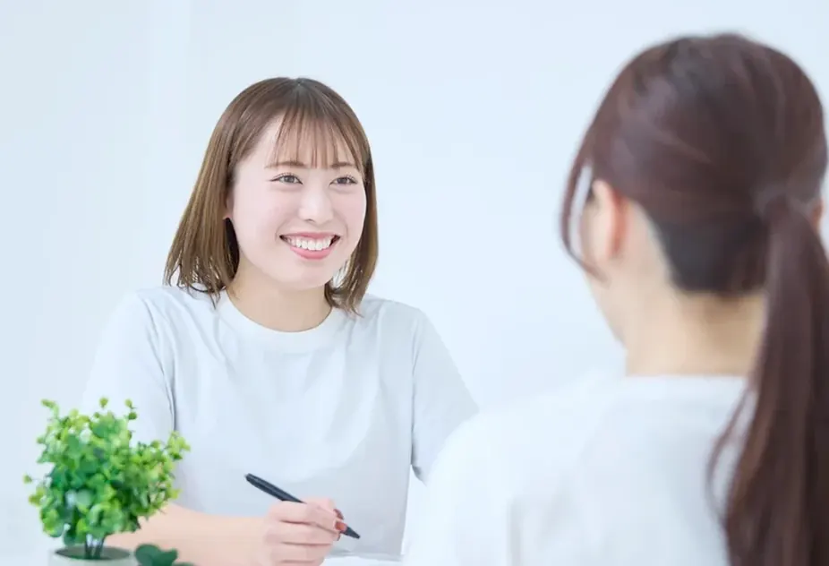 カウンセリングで笑顔で話すトレーナー