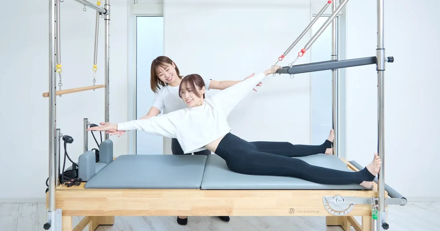 キャデラックでトレーナーの指導を受けながらレッスンする女性