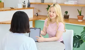 タブレットを使ってカウンセリングを行うトレーナー