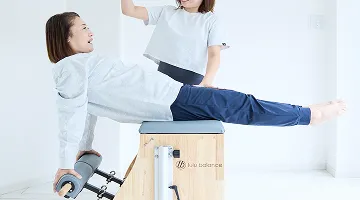 チェアを使った体幹のエクササイズ（健康・体力向上）
